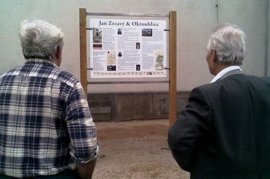 bohous-vak-vyrobil-a-instaloval-konstrukci-tabule-rodak-mirek-pecha-se-svezl-jako-supervizor-106