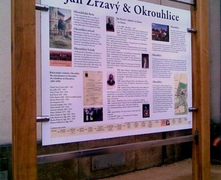 tabule-u-rodneho-domu-jana-zrzaveho-pohled-ke-skole-103