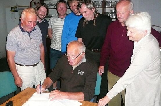 predseda-spolku-j-soupal-podepisuje-448