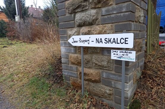 orientační šipka k výstavě ilustrací